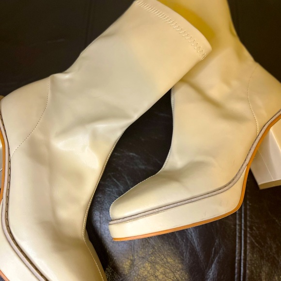 Beige boots - Picture 3 of 4